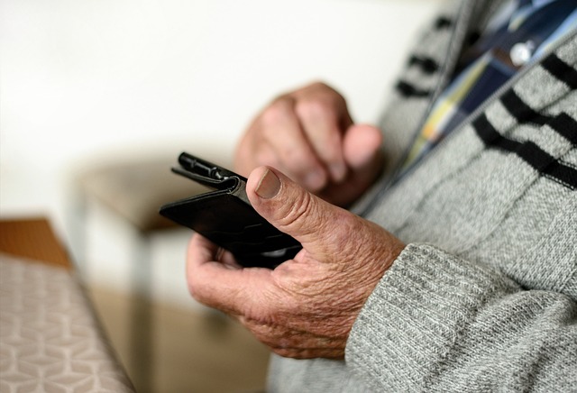 Hombre mayor con móvil en la mano